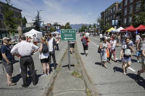 News Bilder des Tages (180618) -- VANCOUVER, June 18, 2018 -- People walk on the closed street during the Car Free Day event in Vancouver, Canada, June 17, 2018. The Car Free Day is an annual event to promote low carbon lifestyle and community engagement. More than 20 blocks of streets were closed from vehicle traffic that attracted people to enjoy different activities. )(gj) CANADA-VANCOUVER-CAR FREE DAY LiangxSen 