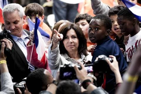 Paris, France June 16, 2018 - Young parisians gather to attend the broadcast of the first match of the football French team during the soccer World Cup Russia 2018 - Mayor of Paris, Anne Hidalgo FAN ZONE, RETRANSMISSION, SUPPORTERS, FANS, TRICOLORE, COUPE DU MONDE, FOOTBALL, MONDIAL, COUPE DU MONDE, EQUIPE DE FRANCE, SPORT, AMBIANCE  Copyright: xVincentxIsorex