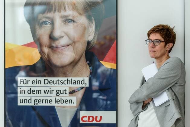 News Bilder des Tages Generalsekretätin Annegret Kramp-Karrenbauer neben einem Plakat von Bundeskanzlerin Angela Merkel am Rande einer Pressekonferenz nach den CDU-Gremiensitzungen zum Streit über den Asyl-Masterplan der CSU im Berliner Konrad-Adenauer-Haus snapshot-photography F.Boillot *** General Secretary Annegret Kramp Karrenbauer next to a poster by German Chancellor Angela Merkel on the sidelines of a press conference after the CDU committee meetings on the dispute over the asylum master plan of the CSU in the Berlin Konrad Adenauer House snapshot photography F Boillot