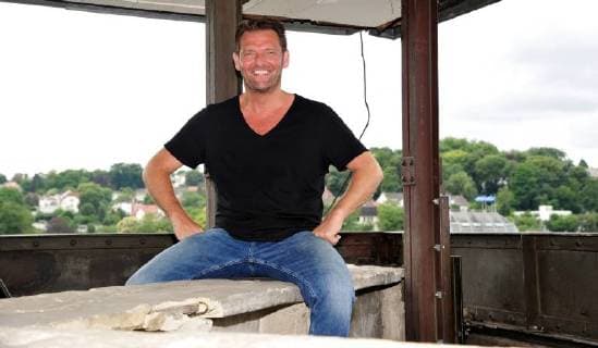The music video shoot of singer Detlef Malinkewitz on Monday 18 06 2018 in the State Theater in Saarbrücken Pictured singer Detlef Malinkewitz on the rooftops of Saarbrücken In the music video, a drone will film him there bub