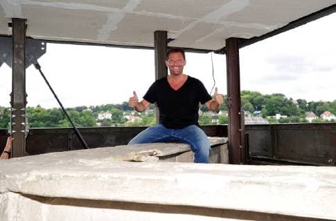 The music video shoot of singer Detlef Malinkewitz on Monday 18 06 2018 in the State Theater in Saarbrücken Pictured singer Detlef Malinkewitz on the rooftops of Saarbrücken In the music video, a drone will film him there bub