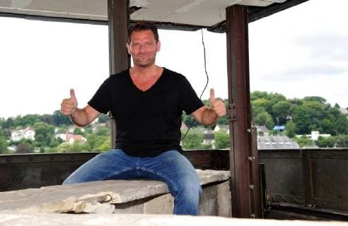 The music video shoot of singer Detlef Malinkewitz on Monday 18 06 2018 in the State Theater in Saarbrücken Pictured singer Detlef Malinkewitz on the rooftops of Saarbrücken In the music video, a drone will film him there bub