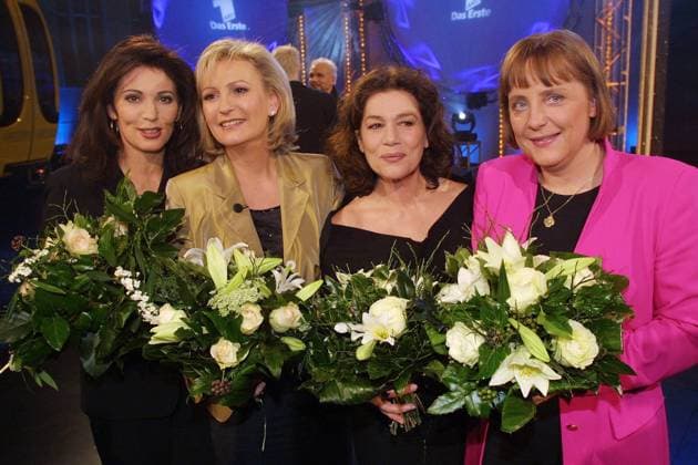 Jahresrückblick Iris Berben + Sabine Christiansen + Hannelore Elsner + CDU-Vorsitzende Dr. Angela Merkel bei der NDR-Produktion, dem TV - Jahresrueckblick, - Das War 2000 - im Hangar 2, Flughafen Tempelhof, Berlin - 19.12.2000 - *** Annual Review Iris Berben Sabine Christiansen Hannelore Elsner CDU Chairwoman Angela Merkel at the NDR Production the TV Annual Review The War 2000 at Hangar 2 Tempelhof Airport Berlin 19 12 2000