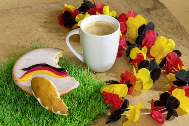 DEU; Deutschland, Stuttgart, 19.06.2018: Süßes als WM-Snack. Für die Nachmittagsspiele haben Bäcker und Konditoren Süsse Teilchen in den deutschen Nationalfarben gebacken. *** DEU Germany Stuttgart 19 06 2018 Sweets as World Cup Snack For the afternoon games, bakers and pastry chefs baked sweet particles in German national colors