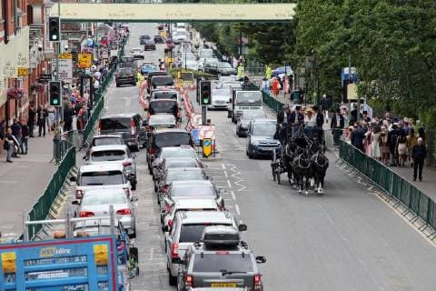 20.06.2018, Royal Ascot, Windsor, GBR, GROSSBRITANNIEN - People on their way to the racecourse on Ascot High Street. Ascot racecourse. (Kutsche, Pferdekutsche, Strasse, Vogelperspektive, Pferde, Kutschpferde, Vierspaenner, Gespann, Aufsicht, Strassenszene, Autos) 180620D500ROYAL_ASCOT.JPG *** 20 06 2018 Royal Ascot Windsor GBR UK People on their way to the racecourse on Ascot High Street Ascot racecourse Carriage Horse-drawn carriage Road Birds-eye view Horse Carriage horses Four-horse team Coaching Street scene Cars 180620D500ROYAL ASCOT JPG