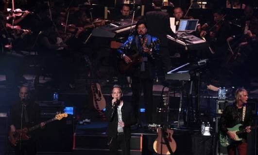 British musician and composer Alan Parsons (C) performs on stage during his tour Alan Parsons Symphonic Project at the National Auditorium in Mexico City, Mexico, 20 June 2018. Concert of the British musician Alan Parsons in Mexico City !ACHTUNG: NUR REDAKTIONELLE NUTZUNG!  Copyright: xMARIOxGUZMANx MEX12 20180621-636651574544150068