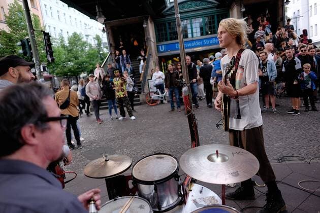 Fete de la musique in Berlin - Musiker vor dem U-Bahnhof Eberswalder Strasse in Berlin-Prenzlauer Berg snapshot-photography xK.M.Krause *** Fete de la musique in Berlin Musicians in front of the underground station Eberswalder Strasse in Berlin Prenzlauer Berg snapshot photography xK M Krause