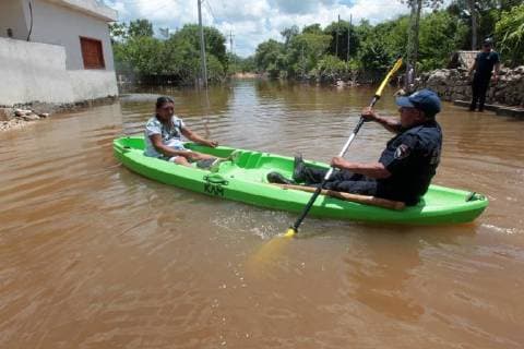 A state policeman transports an inhabitant damaged by the rains in the community of Chumpon, municipality of Felipe Carrillo Puerto, in the state of Quintana Roo, Mexico, 21 June 2018. About 150 homes and 700 people were affected by the passage of tropical wave number four, in communities of the Maya area of the Mexican state of Quintana Roo. Communities of the Mayan zone in Quintana Roo are flooded !ACHTUNG: NUR REDAKTIONELLE NUTZUNG!  Copyright: xAlonsoxCupulx MEX63 20180622-636652364848824402