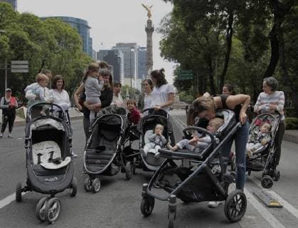 Several mothers with their childrens protest in front of the US Embassy against the policy of separation of migrant families applied by Washington, in Mexico City, Mexico, 21 June 2018. US president Donald J. Trump signed an executive order on 20 June to end the separation of immigrant children from their parents on the border with Mexico. Mexicans protest against separation of immigrant children from their parents on border with US !ACHTUNG: NUR REDAKTIONELLE NUTZUNG!  Copyright: xMARIOxGUZMANx MEX001 20180622-636652366673511844