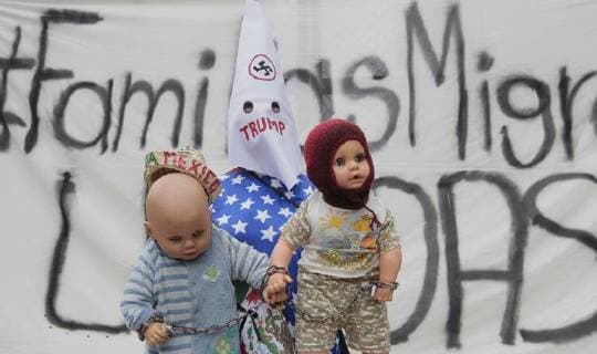 A hooded person holds two dolls during a protest in front of the US Embassy against the policy of separation of migrant families applied by Washington, in Mexico City, Mexico, 21 June 2018. US president Donald J. Trump signed an executive order on 20 June to end the separation of immigrant children from their parents on the border with Mexico. Mexicans protest against separation of immigrant children from their parents on border with US !ACHTUNG: NUR REDAKTIONELLE NUTZUNG!  Copyright: xMARIOxGUZMANx MEX40 20180622-636652369720083056