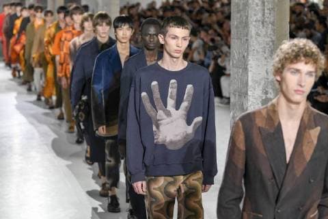 Entertainment Bilder des Tages (180621) -- PARIS, June 21, 2018 -- Models present creations of Dries Van Noten during the men s fashion week for 2019 Spring Summer Men s Collection in Paris, France, on June 21, 2018. ) FRANCE-PARIS-MEN S FASHION WEEK-DRIES VAN NOTEN PieroxBiasion 
