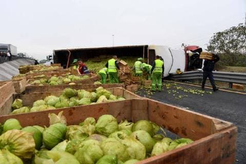 June 21 2018 EUM20180621SOC03 JPG CITY OF MEXICO AccidentAccidente Volcadura June 21, 2018 A tomato trailer was overturned at km 34 of the Mexiquense Exterior Circuit after it hit a car and a public transport van that had had a previous mishap and Waiting for their insurers Photo Agency EL UNIVERSALArmando MartinezEELG  - ZUMAu78_ 20180621_zaf_u78_583 Copyright: xElxUniversalx