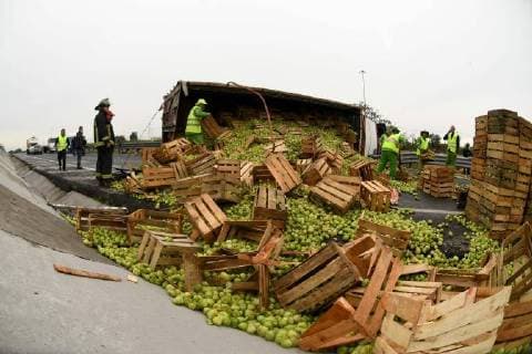 June 21 2018 EUM20180621SOC01 JPG CITY OF MEXICO AccidentAccidente Volcadura June 21, 2018 A trailer transporting tomato was overturned at kilometer 34 of the Mexiquense Exterior Circuit after it hit a car and a public transport van that had had a previous mishap and Waiting for their insurers Photo Agency EL UNIVERSALArmando MartinezEELG  - ZUMAu78_ 20180621_zaf_u78_585 Copyright: xElxUniversalx