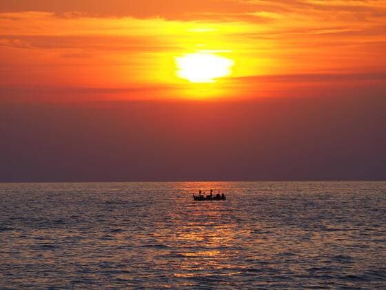 Fischerboot auf dem Meer bei Sonnenuntergang, Cinque Terre, Ligurien, Italien, Europa *** Fishing boat on the sea at sunset. Cinque Terre Liguria. Italy Europe Copyright: imageBROKER Karl-HeinzxSchein ibxksc04605450.jpg