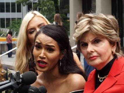 Bilder des Tages June 22, 2018 - New York, New York, U.S. - Former Houston Texans Cheerleader Angelina Rosa sues the National Football League(NFL). Lawyer Gloria Allred holds a press conference in front of NFL Headquarters in New York City.Gloria Allred (right), Angelina Rosa (middle) Hannah Turnbow .(left) New York U.S. - ZUMAct2_ 20180622_zaf_ct2_127 Copyright: xBrucexCotlerx