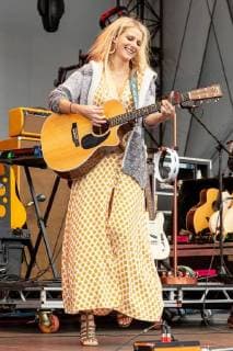 June 22, 2018 - Chicago, Illinois, U.S - JENNIFER WAYNE of Runaway June during Country LakeShake Music Festival at Huntington Bank Pavilion at Northerly Island in Chicago, Illinois Chicago U.S. - ZUMAs135 20180622_zap_s135_532 Copyright: xDanielxDeSloverx