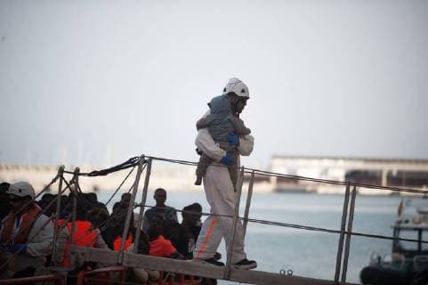 News Bilder des Tages June 23, 2018 - Malaga, Malaga, Spain - A baby migrant, who was rescued from a dinghy in the Mediterranean Sea, is carried by rescue worker after his arrival at Port of Malaga. Members of the Spanish Maritime Safety rescued 314 migrants aboard six dinghies near the Malaga coast and brought at Port of Malaga, where they were assisted by the Spanish Red Cross. A total of 769 migrants were rescued this Saturday from Alboran sea, Canary Islands and Strait of Gibraltar aboard 25 dinghies. Malaga Spain - ZUMAs197 20180623_zaa_s197_067 Copyright: xJesusxMeridax