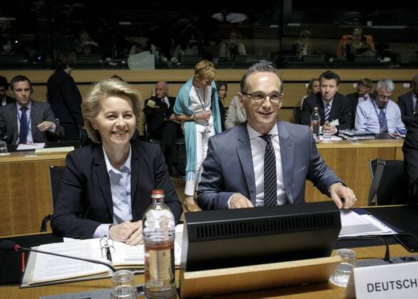 News Bilder des Tages Bundesaussenminister Heiko Maas, SPD, und Bundesverteidigungsministerin Ursula von der Leyen, CDU, in Luxemburg vor einer gemeinsamen Arbeitssitzung der Aussen- und Verteidigungsminister 25.06.2018, Berlin Deutschland *** Federal Foreign Minister Heiko Maas SPD and Federal Defense Minister Ursula von der Leyen CDU in Luxembourg in front of a joint working meeting of foreign and defense ministers 25 06 2018 Berlin Germany Copyright: xThomasxKoehler photothek.netx