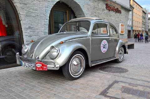 The Volkswagen VW Beetle VW Type 1 is a car model of the lower middle class with air-cooled four-cylinder boxer engine and rear-wheel drive built from late 1938 to summer 2003 With more than 21 5 million vehicles, the Kaefer was the best-selling car in the world before it in June 2002 by the VW Golf was surpassed age Kaefer with H license plate at a Classic Rally in Regensburg driver Floria
