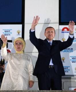 News Bilder des Tages (180625) -- ANKARA, June 25, 2018 -- Turkish President Recep Tayyip Erdogan greets his supporters with his wife on a rally in front of the Justice and Development Party (AKP) headquarters in Ankara, Turkey, on June 25, 2018. Turkey s long-standing leader Recep Tayyip Erdogan won reelection in crucial general elections on Sunday, which would grant him new executive powers amid increasing economic uncertainty. )(zjl) TURKEY-ANKARA-ELECTION-ERDOGAN-CELEBRATION MustafaxKaya 