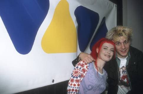 Enie van de Meiklokjes with Tobias Schlegl 04 98 pp Moderation Television TV Music VJ Music Videojockey VIVA TV casual hugging Logo half across