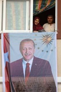 News Bilder des Tages June 25, 2018 - Gaza City, Gaza Strip, Palestinian Territory - Palestinians hold portraits of Turkish President Recep Tayyip Erdogan and celebrate after Erdogan had won in Turkey s presidential and parliamentary elections, in the center of Gaza Strip on June 25, 2018 Gaza City Palestinian Territory - ZUMAap3_ 20180625_zaf_ap3_114 Copyright: xAshrafxAmrax