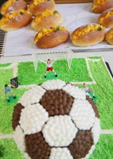 China: Football shaped cake Bakers make a World Cup themed cake at a bakery in Nantong, east China s Jiangsu Province. People can see football and football field at the cake. CHINA OUT Nantong Nantong China  XuxCongjun