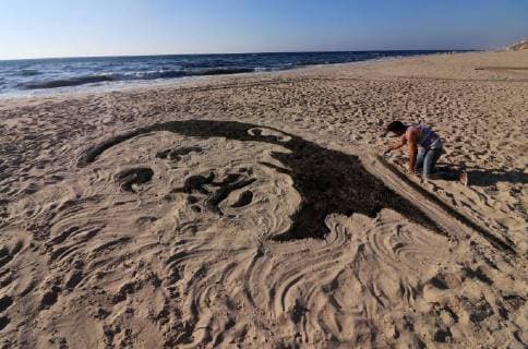 June 26, 2018 - Gaza City, Gaza Strip, Palestinian Territory - A Palestinian artist Osama Sbeata draws the portrait of Turkish President Recep Tayyip Erdogan on sand to celebrate the results of the Turkish presidential and parliamentary elections on Gaza Sea on June 26, 2018 Gaza City Palestinian Territory - ZUMAap3_ 20180626_zaf_ap3_051 Copyright: xAbedxAbuxRyashx
