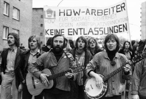 Ehrung fuer Ernst Thaelmann zum 90.Geburtstag 1976 DEU, Deutschland, Hamburg: Die Ehrung des Idols der Kommunisten Ernst Thaelmann zu seinem 90. Geburtstag nutzte die Hamburger DKP zu einer Demonstration zu Fragen der Gegenwart. DEU, Germany, Hamburg: The Hamburg DKP used the honor of the idol of the communist Ernst Thaelmann on his 90th birthday for a demonstration on current issues. Hamburg