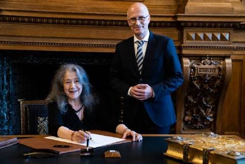 Star-Pianistin Martha Argerich mit erstem Bürgermeister Dr. Peter Tschentscher;Star-Pianistin Martha Argerich trägt sich ins Goldene Buch der Freien und Hansestadt Hamburg ein, *** Star pianist Martha Argerich with first mayor Dr. Peter Tschentscher Star pianist Martha Argerich signs the Golden Book of the Free and Hanseatic City of Hamburg