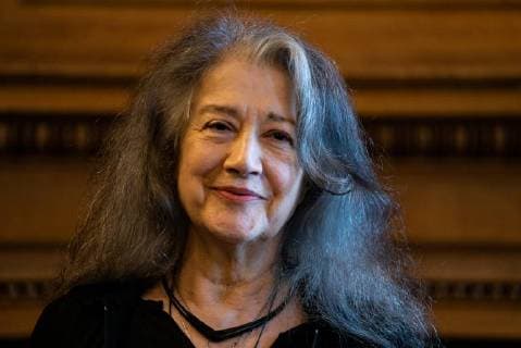 Star-Pianistin Martha Argerich mit erstem Bürgermeister Dr. Peter Tschentscher;Star-Pianistin Martha Argerich trägt sich ins Goldene Buch der Freien und Hansestadt Hamburg ein, *** Star pianist Martha Argerich with first mayor Dr. Peter Tschentscher Star pianist Martha Argerich signs the Golden Book of the Free and Hanseatic City of Hamburg