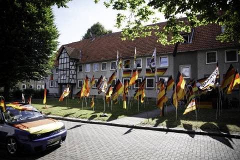 News Bilder des Tages June 27, 2018 - Salzgitter, Lower-Saxony, Germany - Germany flags on houses and in front gardens to support the German national team during the FIFA World Cup 2018 Salzgitter Germany - ZUMAg237 20180627_zap_g237_001 Copyright: xJannisxGrossex