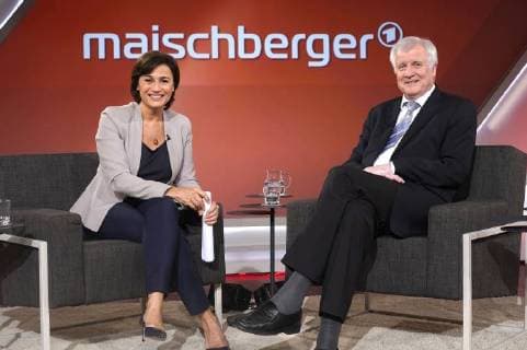Bilder des Tages Sandra Maischberger und Horst Seehofer in der ARD-Talkshow Maischberger im Studio Adlershof. Berlin, 27.06.2018 *** Sandra Maischberger and Horst Seehofer on the ARD Talkshow Maischberger in the Studio Adlershof Berlin 27 06 2018 Foto:xT.xBartillax xFuturexImage