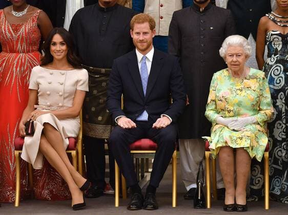 La Reine Elizabeth, Harry et Meghan assistent au Young Leaders Awards. PAP06181953 Queen Elizabeth II with the Duke and Duchess of Sussex at the Queen s Young Leaders Awards Ceremony at Buckingham Palace, London. The Queen s Young Leaders Programme, now in its fourth and final year, celebrates the achievements of young people from across the Commonwealth working to improve the lives of people across a diverse range of issues including supporting people living with mental health problems, access to education, promoting gender equality, food scarcity and climate change . 227958 2018-06-26 Londres Royaume Uni  Copyright: xPapixsx xStarfacex STAR_227958_006
