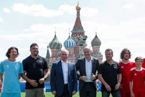 MOSCOW, RUSSIA - JUNE 28, 2018: 2018 FIFA World Cup Ambassador Alexei Smertin (L), Russia s President Vladimir Putin (2nd L), FIFA President Gianni Infantino (4th R), and football players visit the 2018 FIFA World Cup Football Park in Red Square. Mikhail Metzel TASS  TS086D5F