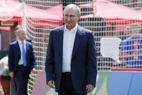 MOSCOW, RUSSIA - JUNE 28, 2018: FRussia s President Vladimir Putin visits the 2018 FIFA World Cup Football Park in Red Square. Mikhail Metzel TASS  TS086D73