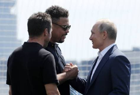 MOSCOW, RUSSIA - JUNE 28, 2018: Spanish football player Carles Puyol (L front), Brazilian football player Ronaldo Luiz (C), and Russia s President Vladimir Putin visit the 2018 FIFA World Cup Football Park in Red Square. Mikhail Metzel TASS  TS086D90