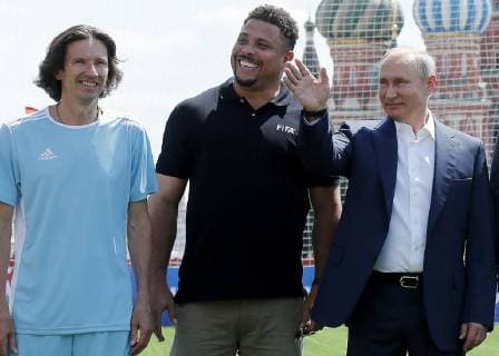 MOSCOW, RUSSIA - JUNE 28, 2018: 2018 FIFA World Cup Ambassador Alexei Smertin (L), Brazilian football player Ronaldo Luiz (C), and Russia s President Vladimir Putin visit the 2018 FIFA World Cup Football Park in Red Square. Mikhail Metzel TASS  TS086D8D