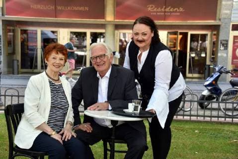 Die Schauspieler Lotti Krekel, l-r, Matthias Kurth und Natascha Balzat posiert am 28.06.2018 in Köln bei einem Pressetermin mit der alten und neuen Darsteller des Bühnenstück Pension Schöller das ab 14.09.2018 nach 50 Jahren im Volkstheater am Rudolfplatz (ehemals Millowitsch - Theater) aufgeführt wird. *** The actors Lotti Krekel l Matthias Kurth and Natascha Balzat posing on 28 06 2018 in Cologne at a press appointment with the old and new performers of the stage piece Pension Schöller from 14 09 2018 after 50 years in the Volkstheater am Rudolfplatz former Millowitsch Theater is performed