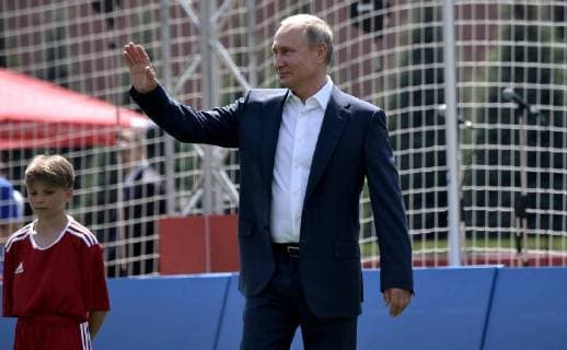 June 28, 2018. - Russia, Moscow. - Russian President Vladimir Putin visits the themed 2018 FIFA World Cup Football Park on Red Square. KremlinxPool 