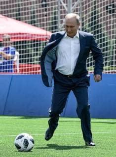 News Bilder des Tages MOSCOW, RUSSIA - JUNE 28, 2018: Russia s President Vladimir Putin kicks the ball as he visits the 2018 FIFA World Cup Football Park in Red Square. Alexei Nikolsky Russian Presidential Press and Information Office TASS  TS086D77