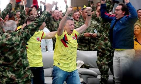Colombian President Juan Manuel Santos (C) and his son Esteban Santos (L, back) jubilate the goal of Colombia s national soccer team, as they watch a live broadcast of the FIFA World Cup Russia 2018 groups phase match between Senegal and Colombia, at the Military Base of Tolemaida in the Tolima department, Colombia, 28 June 2018. Colombian President Juan Manuel Santos watches the match between Colombia and Senegal with military men !ACHTUNG: NUR REDAKTIONELLE NUTZUNG!  Copyright: xLeonardoxMunozx TOL01 20180628-636658086159770920