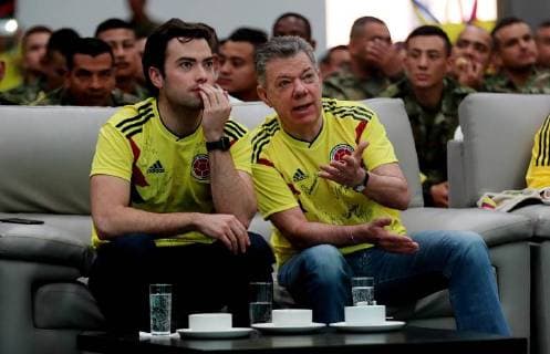 Colombian President Juan Manuel Santos (R) and his son Esteban Santos (L) watch a live broadcast of the FIFA World Cup Russia 2018 groups phase match between Senegal and Colombia, at the Military Base of Tolemaida in the Tolima department, Colombia, 28 June 2018. Colombian President Juan Manuel Santos watches the match between Colombia and Senegal with military men !ACHTUNG: NUR REDAKTIONELLE NUTZUNG!  Copyright: xLeonardoxMunozx TOL04 20180628-636658121551695373