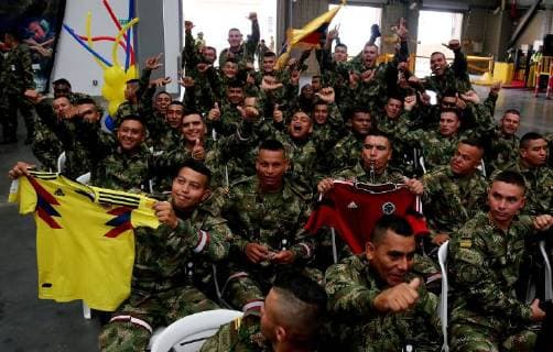 Members of the Colombian Army watch a live broadcast of the FIFA World Cup Russia 2018 groups phase match between Senegal and Colombia, at the Military Base of Tolemaida in the Tolima department, Colombia, 28 June 2018. Colombian President Juan Manuel Santos watches the match between Colombia and Senegal with military men !ACHTUNG: NUR REDAKTIONELLE NUTZUNG!  Copyright: xLeonardoxMunozx TOL05 20180628-636658121584195372