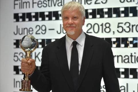 Bilder des Tages American actor and director Tim Robbins holds a Crystal Globe Award for Outstanding Artistic Contribution to World Cinema during the 53d International Film Festival in Karlovy Vary (KVIFF), Czech Republic, on June 29, 2018. (CTKxPhoto SlavomirxKubes) CTKPhotoP201806291021501  KBS_04