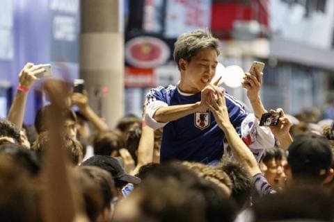 June 29, 2018 - Tokyo, Japan - Japanese soccer fans celebrate in Shibuya after their team advanced to the second round of World Cup in Tokyo, Japan. Japan s Soccer National Team. Japan sealed their position to the second round of the FIFA World Cup despite losing to Poland 1-0 in Volgograd Arena in Volgograd, Russia. Soccer fans who watched the game in Tokyo gathered in Shibuya s famous scramble crossing to celebrate, the Tokyo Metropolitan Police were on hand to control access. Tokyo Japan - ZUMAm191 20180629_zap_m191_009 Copyright: xRodrigoxReyesxMarinx