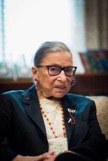 IMAGO ICONS: Ruth Bader Ginsburg Berühmte Feministinnen, Ruth Bader Ginsburg May 22, 2017 - Washington, DC, U.S. - U.S. Supreme Court Justice Ruth Bader Ginsburg in her chambers at the court. Washington U.S. - ZUMAmj3_ 20170522_zaf_mj3_009 Copyright: xJayxMallinx