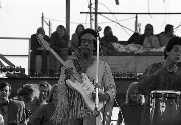 Jimi Hendrix performing his legendary 2 hour performance at Woodstock Music & Arts Festival held on Sam Yasgur s alfalfa field in Sullivan County in Bethal, New York on August 18, 1969. Hendrix insisted he close the festival and was scheduled to appear at midnight but due to delays did not take the stage until 9 am Monday morning. Most of the crowd had left for home by then and had dwindled from a whopping 500,000 to measly 80,000. ** HIGHER RATES APPLY ** CALL TO NEGOTIATE RATE ** © Peter Tarnoff MediaPunch Copyright: xPeterxTarnoff xMediaPunchx