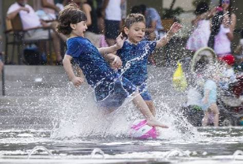 (180701) -- TORONTO, July 1, 2018 -- Kids cool off at a wading pool in Toronto, Canada, on June 30, 2018. Toronto issued a heat warning on Saturday as the temperature hit 35 degrees Celsius. ) (yy) CANADA-TORONTO-HEAT WARNING ZouxZheng 