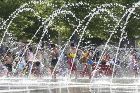 (180701) -- TORONTO, July 1, 2018 -- Kids cool off at a wading pool in Toronto, Canada, on June 30, 2018. Toronto issued a heat warning on Saturday as the temperature hit 35 degrees Celsius. ) (yy) CANADA-TORONTO-HEAT WARNING ZouxZheng 